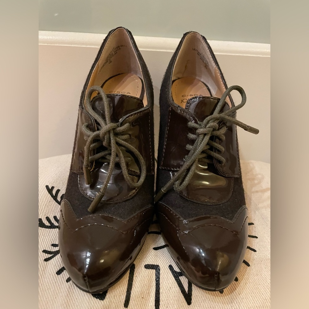 Women’s size 4, heel is 4 inches tall